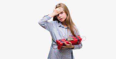 Dinamit bomba kafasına, el ile vurguladı tutan genç sarışın çocuk şok utanç ve sürpriz suratla, öfkeli ve sinirli. Korku ve hata için üzgün.