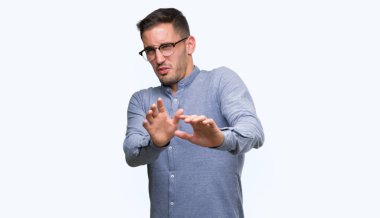 Yakışıklı genç zarif giyen gözlük tiksinti ifadesi, memnun ve korkunç adam tiksinti yüz yapıyorsun çünkü nefret tepki. Elleriyle kaldırdı. Sinir bozucu kavramı.