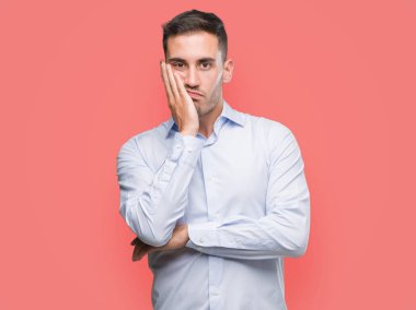 Yakışıklı genç işadamı düşünme seyir yorgun ve sıkılmış çapraz silah depresyon sorunları ile.