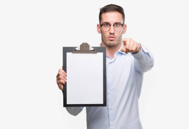 Yakışıklı genç bir iş adamı kamerayı işaret eden bir pano gösteriyor ve sen, el işareti, ön taraftan pozitif ve kendinden emin bir jest.