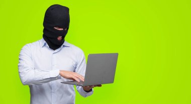 Hacker işadamı duran ve diş gösterilen kendine güvenen bir gülümsemeyle gülümseyerek mutlu bir yüz ile bir bilgisayar dizüstü holding