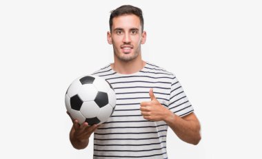 Ok işareti, başparmak ile parmak, mükemmel işareti yapıyor kocaman bir gülümseme ile futbol futbol mutlu tutmak yakışıklı genç