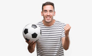 Duygu tezahürat gurur çığlık ve zafer ve başarı çok heyecanlı, kutluyor futbol futbol tutan yakışıklı genç adam