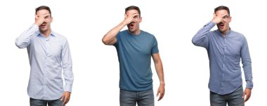 Mahcup ifadeyle parmaklarımın arasından seyir yüz ve gözler el ile kapsayan şok bakmak farklı kıyafetler giymiş yakışıklı genç.