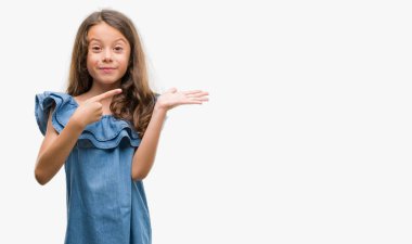 El ve parmak ile işaret çok mutlu kot elbise esmer Latin kız