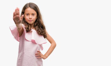 Elin avuç durağı şarkı yapıyor pembe elbise esmer İspanyol kız. Negatif ve ciddi bir jest yüz ifadesiyle uyarı.