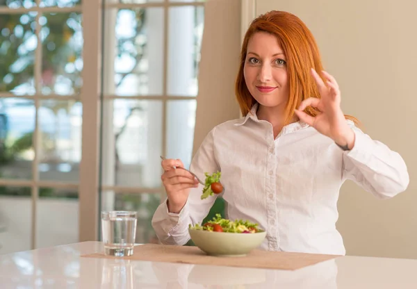 Donna Rossa Che Mangia Insalata Verde Fresca Casa Facendo Segno — Foto Stock