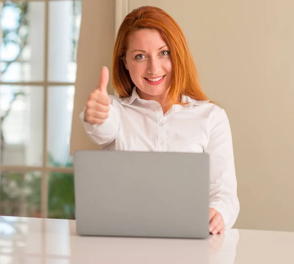 Rödhårig Kvinna Använder Dator Laptop Hemma Glad Med Stort Leende — Stockfoto