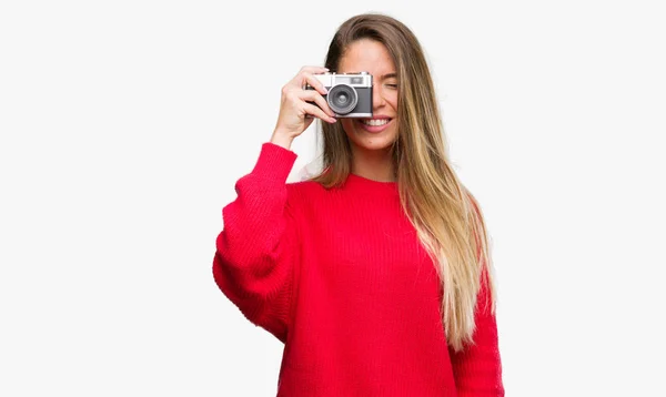 Όμορφη Νεαρή Γυναίκα Κρατώντας Vintage Φωτογραφική Μηχανή Ένα Χαρούμενο Πρόσωπο — Φωτογραφία Αρχείου