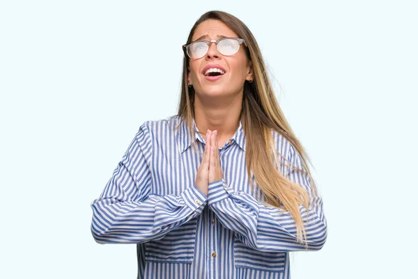 Bella Giovane Donna Che Indossa Camicia Elegante Occhiali Accattonaggio Pregare — Foto Stock