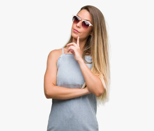 Красивая Молодая Женщина Солнцезащитных Очках Джинсовой Одежде Серьезное Лицо Думая — стоковое фото