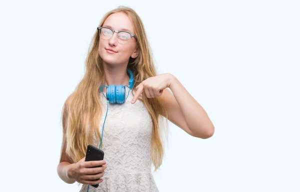 Blonde Tiener Vrouw Houden Van Smartphone Het Dragen Van Hoofdtelefoon — Stockfoto