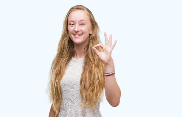 Γυναίκα Ξανθιά Έφηβος Κάνει Εντάξει Πινακίδα Δάχτυλα Εξαιρετική Σύμβολο — Φωτογραφία Αρχείου