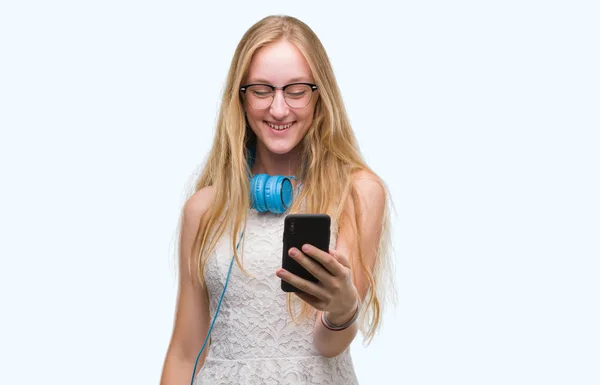 Mulher Adolescente Loira Segurando Smartphone Usando Fones Ouvido Com Rosto — Fotografia de Stock