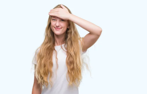 Blond Tonåring Kvinna Stressad Med Handen Huvudet Chockade Med Skam — Stockfoto