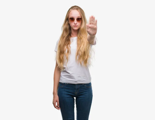 Γυναίκα Ξανθιά Έφηβος Φορώντας Γυαλιά Ηλίου Ανοιχτό Χέρι Κάνει Στοπ — Φωτογραφία Αρχείου