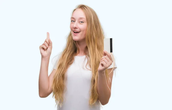 Kobieta Blonde Nastolatek Gospodarstwa Zaskoczony Pomysłem Karta Kredytowa Lub Pytanie — Zdjęcie stockowe