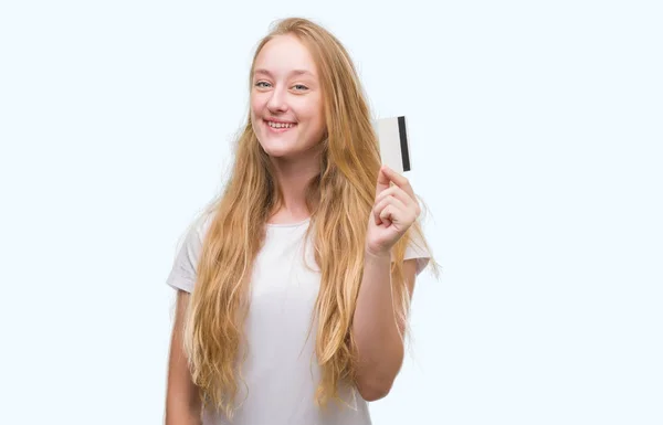 Adolescente Rubia Sosteniendo Tarjeta Crédito Con Una Cara Feliz Pie —  Fotos de Stock