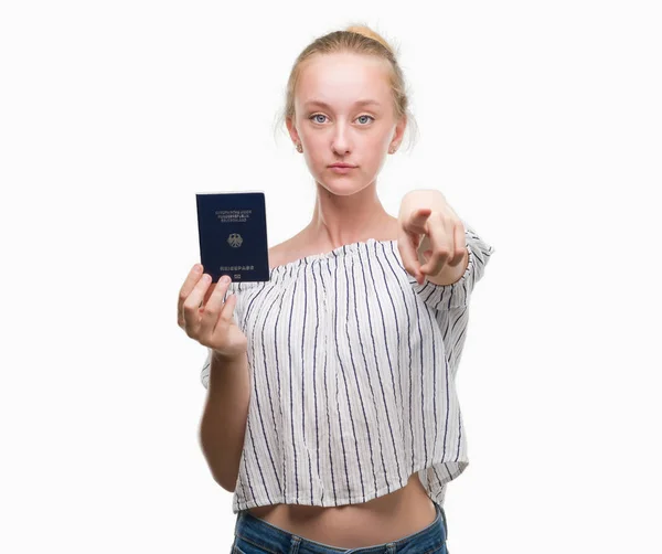 Rubia Adolescente Con Pasaporte Alemania Señalando Con Dedo Cámara Usted — Foto de Stock