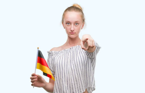 Mulher Adolescente Loira Segurando Bandeira Alemanha Apontando Com Dedo Para — Fotografia de Stock