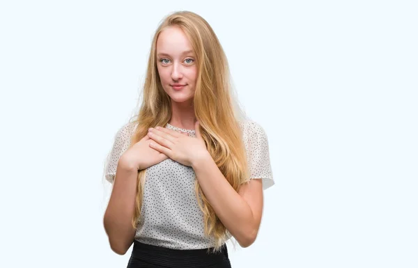 Blonde Tiener Vrouw Dragen Mollen Shirt Glimlachend Met Handen Borst — Stockfoto