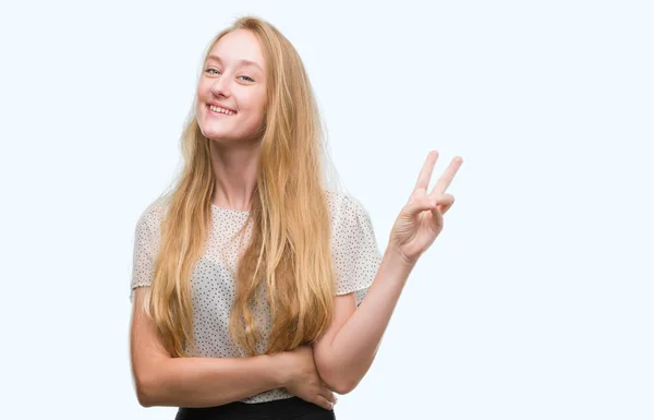 Blonde Teenagerin Maulwurfshemd Lächelt Mit Glücklichem Gesicht Und Zwinkert Die — Stockfoto