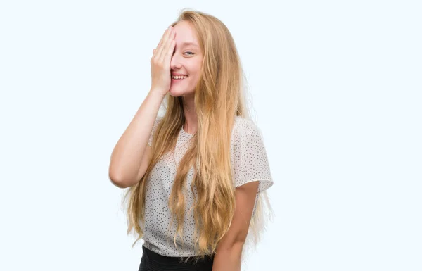 Blonde Teenagerin Maulwurfshemd Die Ein Auge Mit Einer Hand Bedeckt — Stockfoto