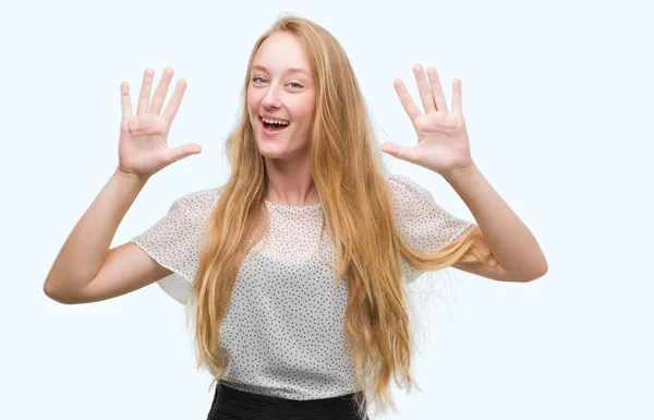 Blonde Teenagerin Maulwurfshemd Zeigt Mit Finger Nummer Zehn Nach Oben — Stockfoto