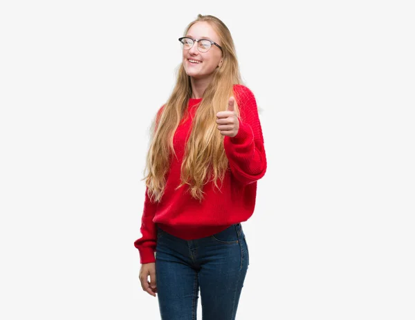 Blonde Teenagerin Roten Pullover Mit Glücklichen Daumen Nach Oben Gestikulierend — Stockfoto