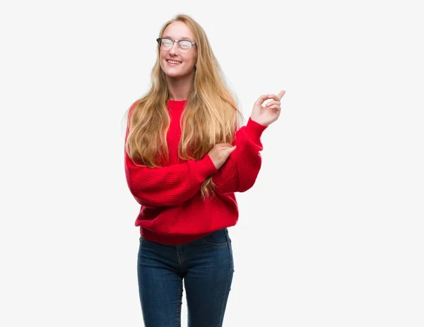 Bionda Adolescente Donna Indossa Maglione Rosso Con Grande Sorriso Sul — Foto Stock