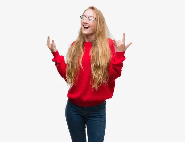 Bionda Adolescente Donna Indossa Maglione Rosso Gridando Con Espressione Pazza — Foto Stock