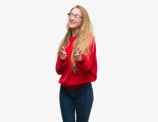 Blond Tonåring Kvinna Klädd Röd Tröja Pekande Fingrar Till Kamera — Stockfoto