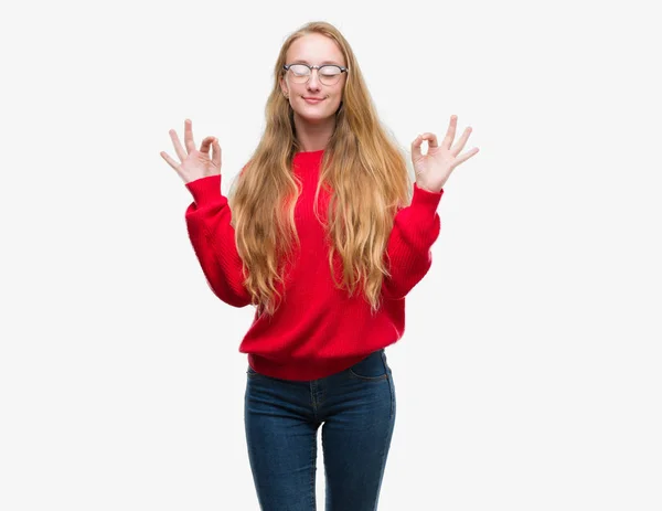 Bionda Adolescente Donna Indossa Maglione Rosso Rilassarsi Sorridere Con Gli — Foto Stock