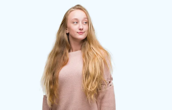 Bionda Adolescente Donna Indossa Maglione Rosa Sorridente Guardando Lato Fissando — Foto Stock