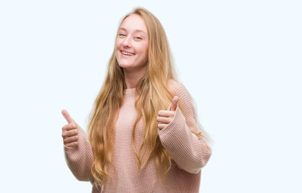 Blonde Nastolatek Dziewczyna Ubrana Różowy Sweter Znak Sukcesu Robi Pozytywny — Zdjęcie stockowe