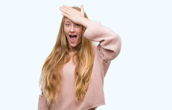 Blonde Teenager Woman Wearing Pink Sweater Surprised Hand Head Mistake — Stock Photo, Image