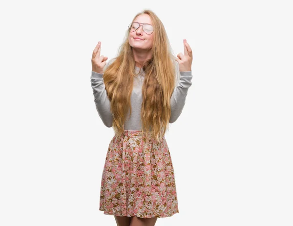 Mulher Adolescente Loira Usando Flores Saia Sorrindo Cruzando Dedos Com — Fotografia de Stock