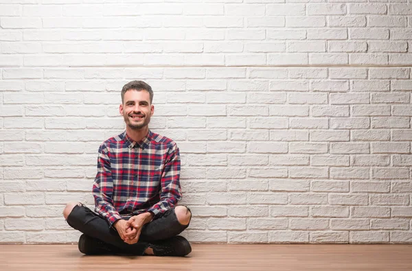 Mladý Dospělý Muž Sedí Nad Bílou Cihlová Zeď Stojící Šťastný — Stock fotografie