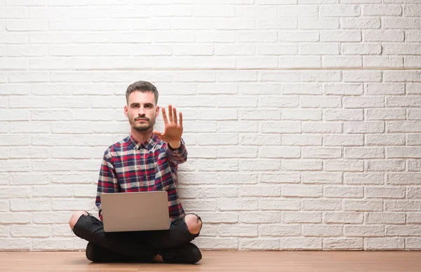 Hombre Adulto Joven Sobre Pared Ladrillo Usando Ordenador Portátil Con — Foto de Stock