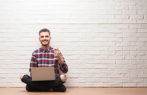 Hombre Adulto Joven Sobre Pared Ladrillo Usando Ordenador Portátil Feliz — Foto de Stock