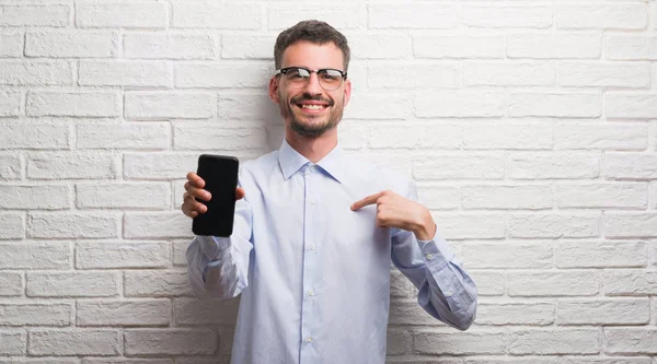 Homem Adulto Jovem Falando Telefone Sobre Parede Tijolo Branco Com — Fotografia de Stock