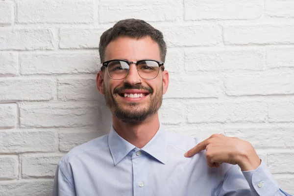 Young Adult Business Man Standing White Brick Wall Surprise Face — Stock Photo, Image