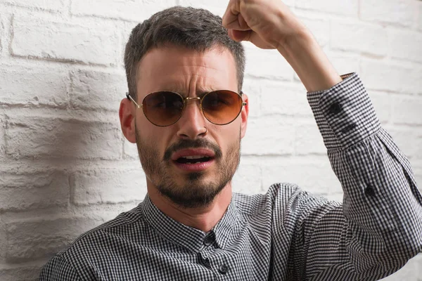 Giovane Uomo Adulto Che Indossa Occhiali Sole Piedi Sopra Muro — Foto Stock