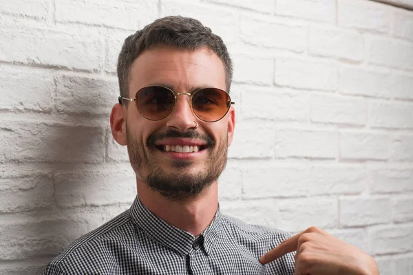 Young Adult Man Wearing Sunglasses Standing White Brick Wall Surprise — Stock Photo, Image