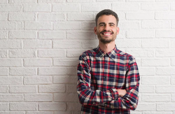 Homem Adulto Jovem Sobre Parede Tijolo Branco Rosto Feliz Sorrindo — Fotografia de Stock