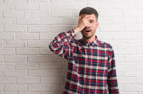 Giovane Uomo Adulto Piedi Sopra Muro Mattoni Bianchi Sbirciare Shock — Foto Stock