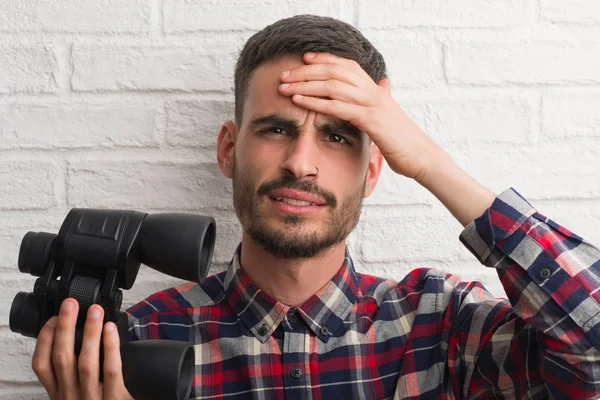 Mladého Dospělého Jedince Nad Cihlovou Zeď Při Pohledu Dalekohledem Zdůraznil — Stock fotografie