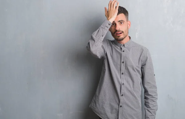 Young Adult Man Standing Grey Grunge Wall Surprised Hand Head — Stock Photo, Image