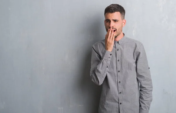 Hombre Adulto Joven Pie Sobre Pared Grunge Gris Aburrido Bostezo — Foto de Stock