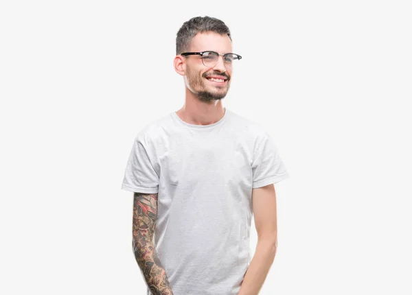Joven Hombre Adulto Tatuado Mirando Hacia Otro Lado Con Sonrisa —  Fotos de Stock